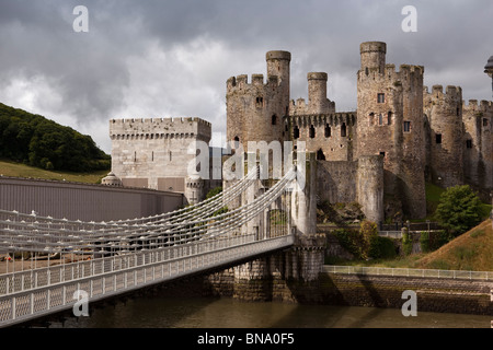 Wales, Gwynedd, Conway Castle, mit Telford und Stephensons Brücken Stockfoto