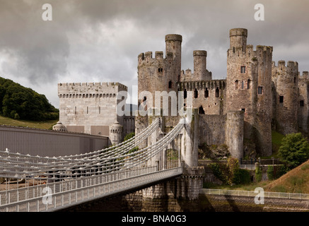 Wales, Gwynedd, Conway Castle, mit Telford und Stephensons Brücken Stockfoto