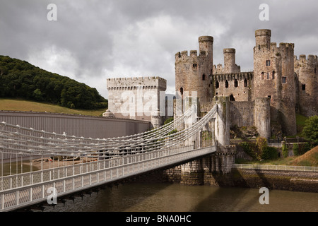 Wales, Gwynedd, Conway Castle, mit Telford und Stephensons Brücken Stockfoto