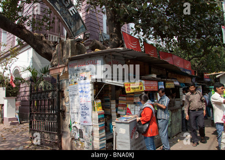 Käufer stöbern Sie in Büchern in einem Laden an der College Street in Kolkata (Kalkutta), West Bengal, Indien. Stockfoto