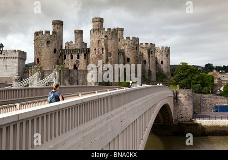 Conway Castle mit Telford die Hängebrücke und A55 Straßenbrücke, Gwynedd, Wales, UK Stockfoto