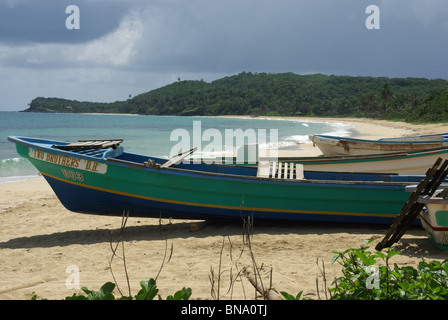 Angelboote/Fischerboote am Strand von Long Bay, Big Corn Corn Islands, Nicaragua Stockfoto