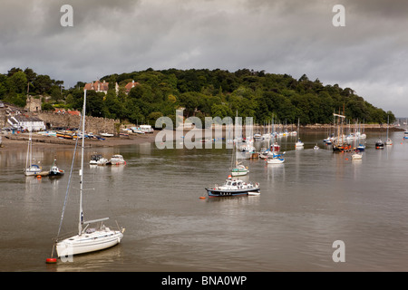 Wales, Gwynedd, Conway, Freizeitboote vertäut am Fluss Conwy Stockfoto