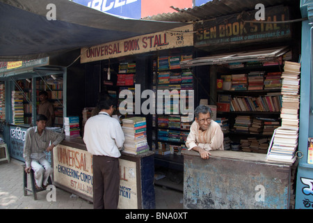 Eine Reihe von Buch Stände an der College Street in Kolkata (Kalkutta), West Bengal, Indien. Stockfoto