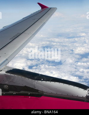 Blick aus dem Flugzeugfenster in den Wolken Stockfoto