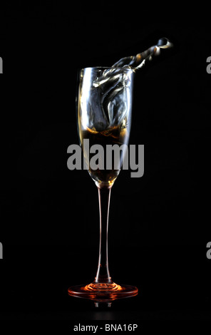 Glas Wein spritzt Stockfoto