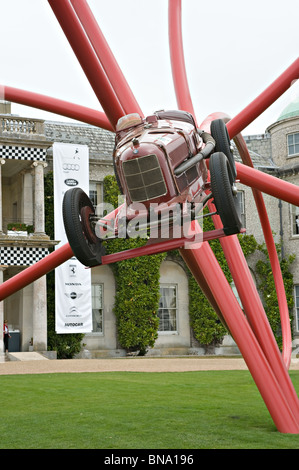 Die Alfa Romeo Kleeblatt Skulptur vor Haus Goodwood Festival of Speed 2010 West Sussex England Großbritannien Stockfoto