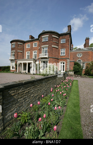 Rode Hall Country House and Gardens. Malerischen Frühling-Blick auf den Haupteingang Rode Hall Country House. Stockfoto