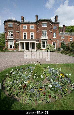 Rode Hall Country House and Gardens. Malerischen Frühling-Blick auf den Haupteingang Rode Hall Country House. Stockfoto