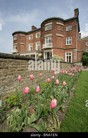 Rode Hall Country House and Gardens. Malerischen Frühling-Blick auf den Haupteingang Rode Hall Country House. Stockfoto