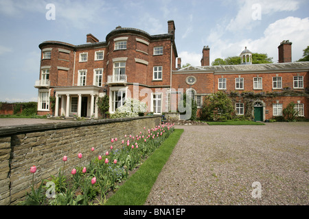 Rode Hall Country House and Gardens. Malerischen Frühling-Blick auf den Haupteingang Rode Hall Country House. Stockfoto