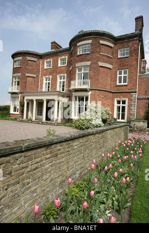 Rode Hall Country House and Gardens. Malerischen Frühling-Blick auf den Haupteingang Rode Hall Country House. Stockfoto