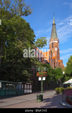 Monte Cassino Hauptstraße von Sopot und Kirche des Heiligen Georg, Polen. Stockfoto