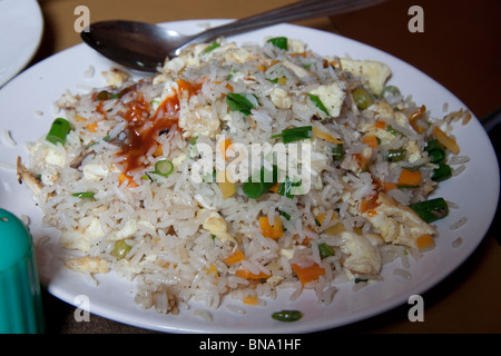 Gebratener Reis serviert im Indian Coffee House in Kolkata (Kalkutta), West Bengal, Indien. Stockfoto