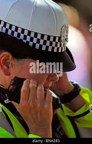 Polizist auf Radio auf Szene von einem Verkehrsunfall (RTA), Bordon, Hampshire, UK. Stockfoto