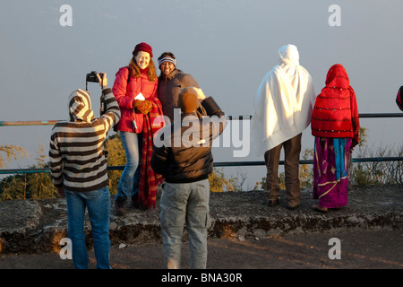 Touristen sehen Sie den Sonnenaufgang und Panoramablick des Kanchenjunga-Massivs von Tiger Hill in Darjeeling, Westbengalen, Indien gesehen. Stockfoto