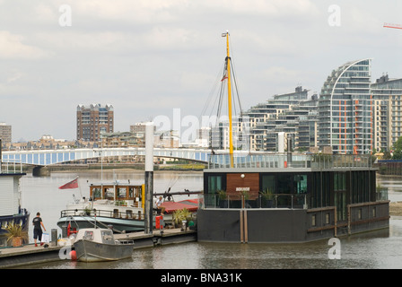 Themse bei Wandsworth SW18 Hausboote traditioneller und neuer Zweck gebaut. Riverside-Entwicklung. Wandsworth Brücke erreichbar. Stockfoto