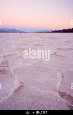 Sonnenaufgang über dem Badwater, Death Valley Nationalpark Stockfoto