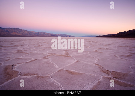 Sonnenaufgang über dem Badwater, Death Valley Nationalpark Stockfoto