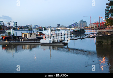 Themse bei Wandsworth SW18 Hausboote traditioneller und neuer Zweck gebaut. Riverside Viertel Wandsworth Brücke erreichbar. Stockfoto