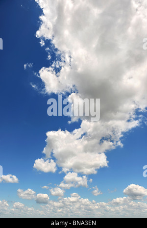 Blauer Himmel mit großen Wolken in Hochformat Stockfoto