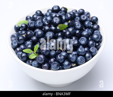 Geschirr mit Heidelbeeren. Isoliert auf weißem Hintergrund. Stockfoto