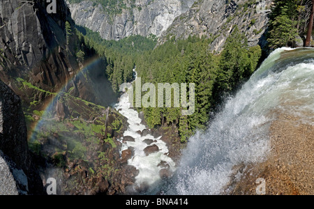 Blick von der Spitze des Vernal Fall im Yosemite Nationalpark, Kalifornien, USA Stockfoto
