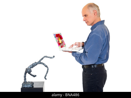 Mann mit Laptop-Computer. Stockfoto