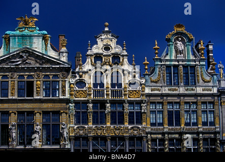 Die She Wolf, Links, der Sack, Mitte, die Schubkarre, rechts, Zunfthäusern, GrandPlace, der Grand Place, Brüssel, Region Brüssel-Hauptstadt, Belgien Stockfoto