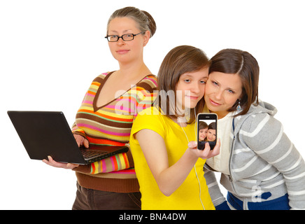Gruppenbild von Menschen mit Laptop, Handy und Ipod. Stockfoto