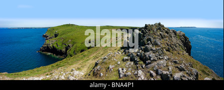 Blick auf die Klippen und die Küste von South Pembrokeshire Küste Wales von der Pembrokeshire Coast Path, Wooltack Punkt und Stockfoto