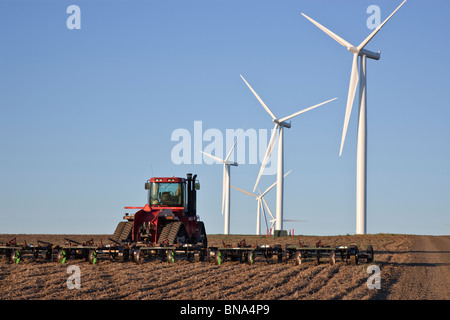 Schlepper ziehen, Egge, brach liegende Weizenfeld, Windpark. Stockfoto