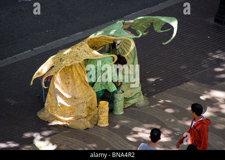 Zwei Märchen menschlichen Statuen Fancy Dress KÜNSTLER AUF DER STRASSE MIT EINER UNTERBRECHUNG UND zählen ihre Einnahmen auf LAS RAMBLAS BARCELONA Stockfoto