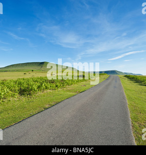 Heu-Bluff Straße mit Heu Bluff in Ferne, schwarzen Berge, in der Nähe von Hay-on-Wye, Powys, Wales Stockfoto