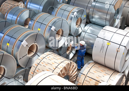 ArcelorMittal: Herstellung von Stahl-Coils; Laden der kompletten Stahlcoils versandfertig Stockfoto