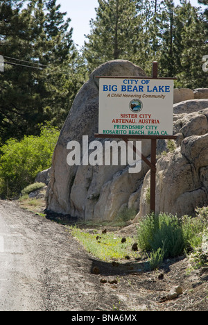 Das Zeichen, die markiert die Stadtgrenze in Big Bear Lake, Kalifornien, USA Stockfoto