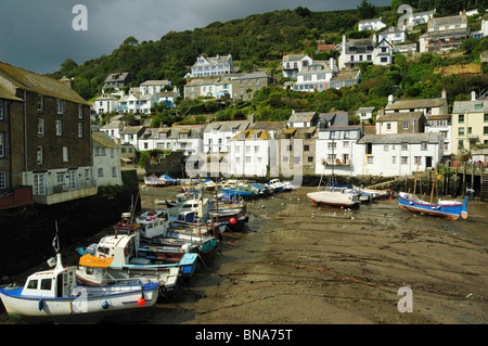 Polperro Hafen bei Ebbe Stockfoto
