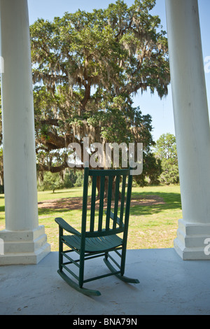 Schaukelstuhl auf der Veranda des Hampton Plantation McClellanville, SC Stockfoto