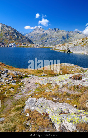 Grimselpass (Grimselpass) mit See und Restaurant, Kanton Bern, Schweiz. Stockfoto