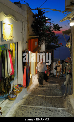 Touristen genießen Sie einkaufen in den engen Gassen im Zentrum von Thira, Santorin, Griechenland. Stockfoto