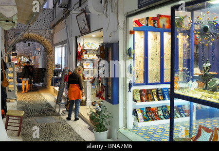 Touristen genießen Sie einkaufen in den engen Gassen im Zentrum von Thira, Santorin, Griechenland. Stockfoto
