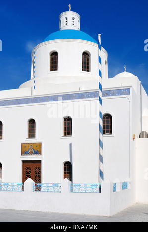 Die Hauptkirche Panagia Platsani befindet sich auf dem Platz der Caldera in Oia, Santorin, Griechenland. Stockfoto