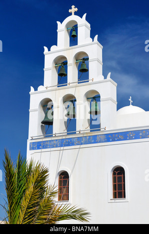 Die Hauptkirche Panagia Platsani befindet sich auf dem Platz der Caldera in Oia, Santorin, Griechenland. Stockfoto