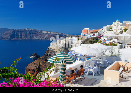 Die wunderschöne Aussicht von den Hotels in Oia, Santorin, Griechenland in die Caldera zu bauen. Stockfoto