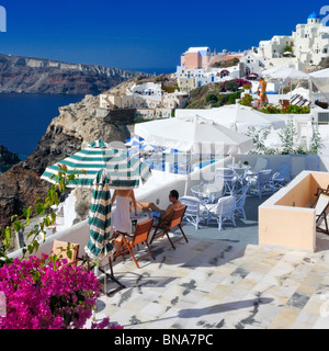 Die wunderschöne Aussicht von den Hotels in Oia, Santorin, Griechenland in die Caldera zu bauen. Stockfoto