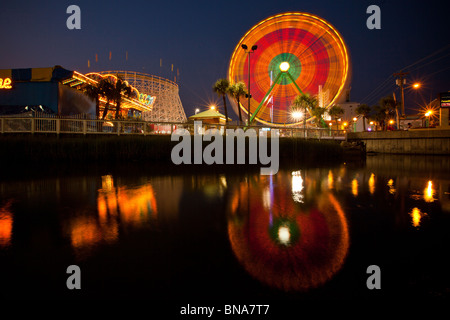 Riesenrad dreht nachts spiegelt sich im Ozean bei Familie Königreich Vergnügungspark Myrtle Beach SC Stockfoto