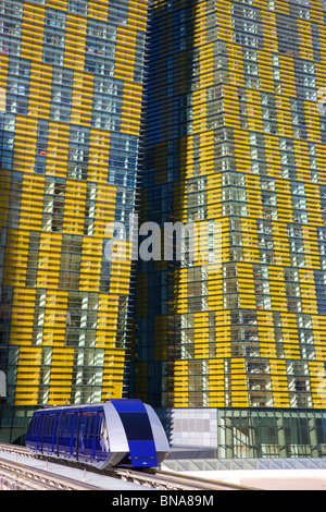 Straßenbahn mit Veer Towers in den Hintergrund, City Center, Las Vegas, Nevada. Stockfoto