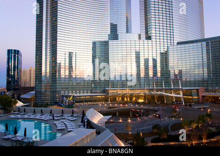 Das Vdara Pool mit das Aria Resort &amp; Casino in den Hintergrund, City Center, Las Vegas, Nevada. Stockfoto