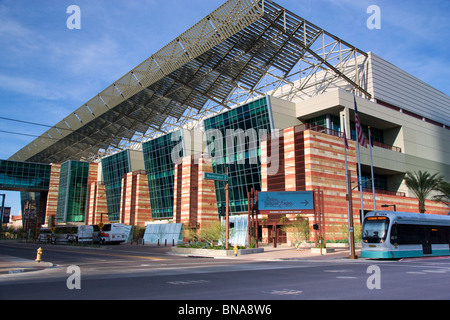 Der METRO Rail Train vorbei an den Westflügel zum Phoenix Convention Center, Innenstadt von Phoenix, Arizona Stockfoto