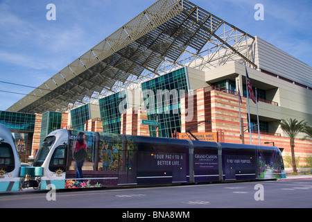 Der METRO Rail Train vorbei an den Westflügel zum Phoenix Convention Center, Innenstadt von Phoenix, Arizona Stockfoto